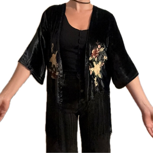 Stevie nicks style black velvet kimono jacket with floral embroidery and fringe - Picture 3 of 5
